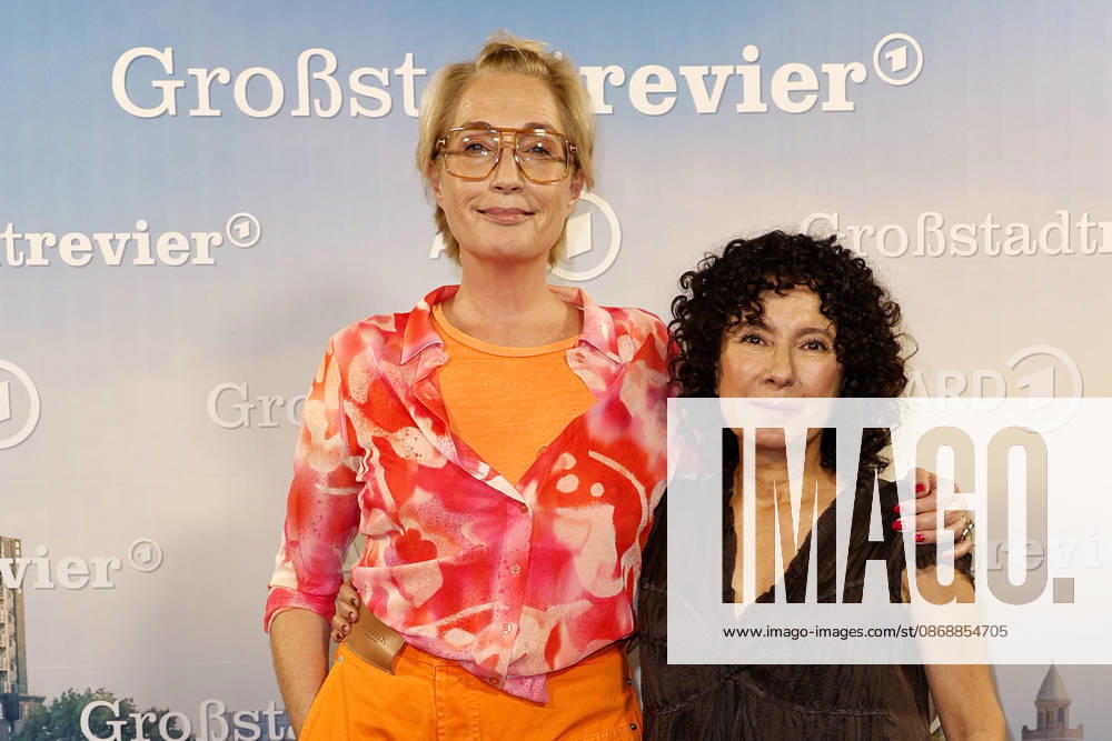 Saskia Fischer und Maria Ketikidou beim 40 Jahre Großstadtrevier (ARD) Serien Photo Call am 7.10.2026 in der Astor Film Lounge in Hamburg Saskia Fischer and Maria Ketikidou attend the photo call for the 40th anniversary of the series *Großstadtrevier* on October 7, 2026 at the Astor Film Lounge in Hamburg, Germany 40 Jahre Grossstadtrevier (ARD) Jubilaeum in Hamburg