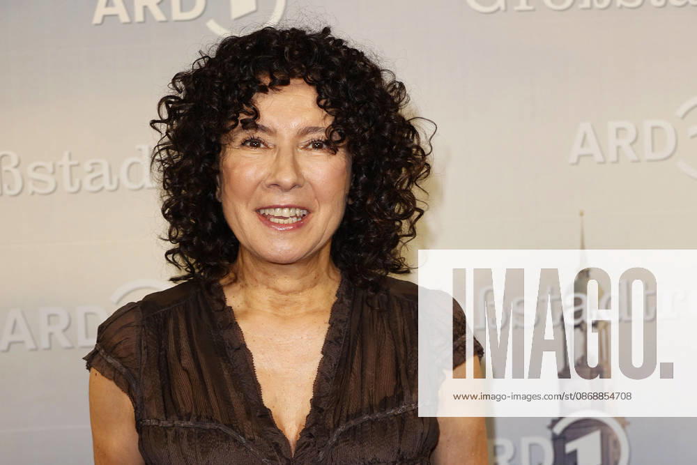 Maria Ketikidou beim 40 Jahre Großstadtrevier (ARD) Serien Photo Call am 7.10.2026 in der Astor Film Lounge in Hamburg Maria Ketikidou attends the photo call for the 40th anniversary of the series *Großstadtrevier* on October 7, 2026 at the Astor Film Lounge in Hamburg, Germany 40 Jahre Grossstadtrevier (ARD) Jubilaeum in Hamburg