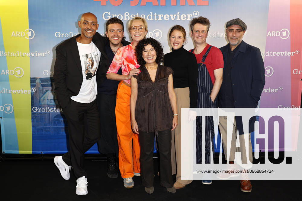 Patrick Abozen, Enrique Fiss, Saskia Fischer, Maria Ketikidou, Sinha Melina Gierke, Sven Fricke und Oezguer Karadeniz beim 40 Jahre Großstadtrevier (ARD) Serien Photo Call am 7.10.2026 in der Astor Film Lounge in Hamburg Patrick Abozen, Enrique Fiss, Saskia Fischer, Maria Ketikidou, Sinha Melina Gierke, Sven Fricke and Oezguer Karadeniz attend the photo call for the 40th anniversary of the series *Großstadtrevier* on October 7, 2026 at the Astor Film Lounge in Hamburg, Germany 40 Jahre Grossstadtrevier (ARD) Jubilaeum in Hamburg