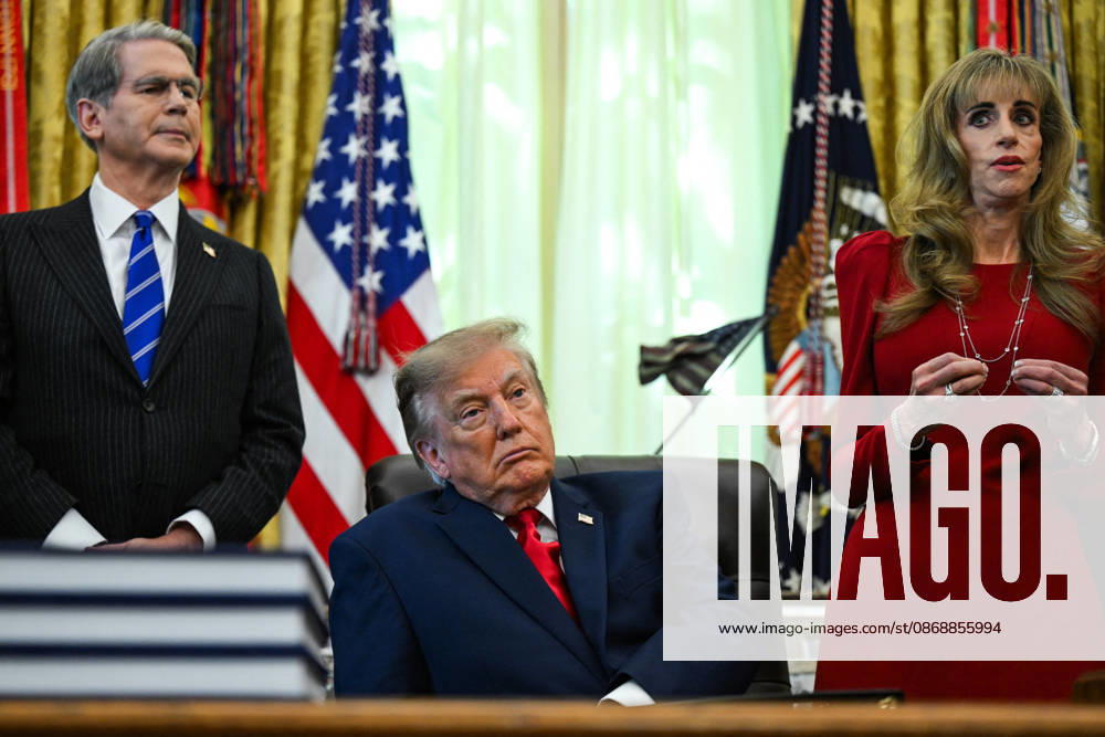 Trump Makes Oval Office Announcement WASHINGTON, DC - OCT. 7: US President Donald Trump makes an announcement on Trump Accounts in the Oval Office on Wednesday, Oct. 7, 2026 at the White House in Washington, D.C. (Photo by Annabelle Gordon Pool For The Washington Post) Washington DC United States