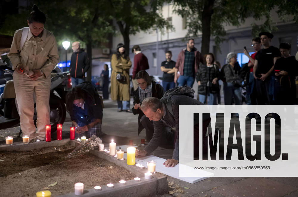 Maricarmen Abascal, who became a symbol of the fight for housing after her eviction, has died. Several people leave candles and messages at Maricarmen’s home on October 7, 2026, in Madrid, Spain. Maricarmen Abascal, who became a symbol of the housing rights movement that led to the Puerta del Sol encampment after being evicted from the home in Retiro where she had lived for 70 years, died on Wednesday, as confirmed by the Tenants’ Union. The woman had been hospitalized at Gregorio Maranón Hospital since September 23. On that day, she was carried out on a stretcher from her home on Alcalde Sainz de Baranda Street after the eviction order was enforced, despite protests from dozens of activists, and transferred to the Madrid hospital due to h