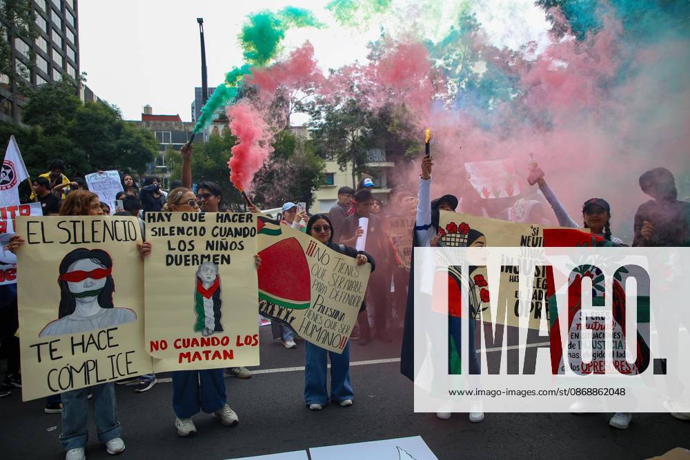 TO-45388 & x2013; Mexico City, October 7, 2026: Hundreds of students from the Rafael Ram& xed;rez National Federation of Revolutionary Students are protesting against the genocide in Palestine at the former U.S. Embassy site in Mexico City, where they smashed pi& xf1;atas bearing the likenesses of Donald Trump and Benjamin Netanyahu. Photo: Ian Robles .com.mx - ZUMAcs4_ 20261007_faa_cs4_133