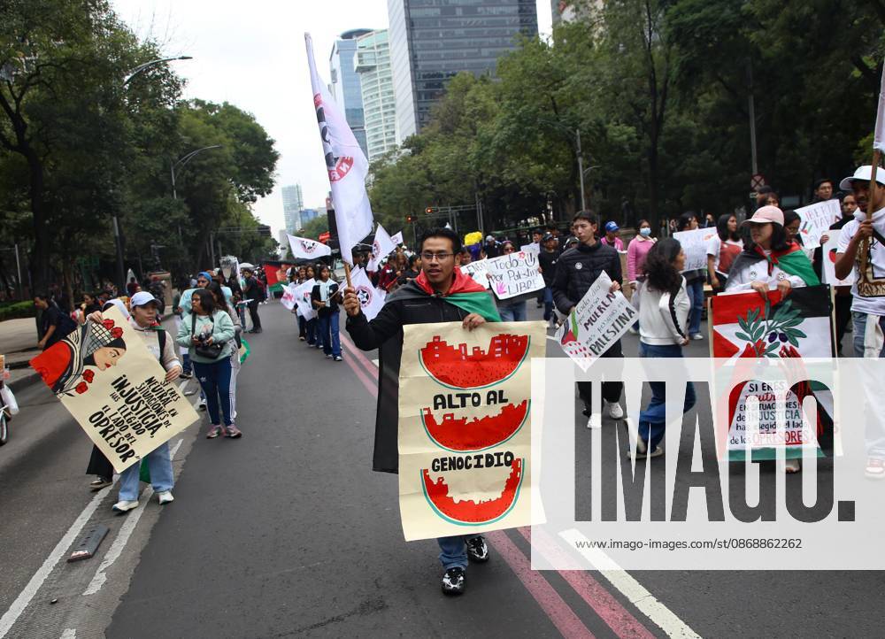TO-45388 & x2013; Mexico City, October 7, 2026: Hundreds of students from the Rafael Ram& xed;rez National Federation of Revolutionary Students are protesting against the genocide in Palestine at the former U.S. Embassy site in Mexico City, where they smashed pi& xf1;atas bearing the likenesses of Donald Trump and Benjamin Netanyahu. Photo: Ian Robles .com.mx - ZUMAcs4_ 20261007_faa_cs4_136
