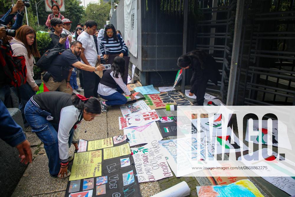TO-45388 & x2013; Mexico City, October 7, 2026: Hundreds of students from the Rafael Ram& xed;rez National Federation of Revolutionary Students are protesting against the genocide in Palestine at the former U.S. Embassy site in Mexico City, where they smashed pi& xf1;atas bearing the likenesses of Donald Trump and Benjamin Netanyahu. Photo: Ian Robles .com.mx - ZUMAcs4_ 20261007_faa_cs4_139