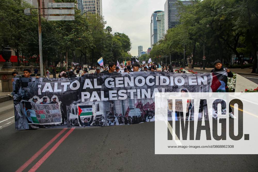TO-45388 & x2013; Mexico City, October 7, 2026: Hundreds of students from the Rafael Ram& xed;rez National Federation of Revolutionary Students are protesting against the genocide in Palestine at the former U.S. Embassy site in Mexico City, where they smashed pi& xf1;atas bearing the likenesses of Donald Trump and Benjamin Netanyahu. Photo: Ian Robles .com.mx - ZUMAcs4_ 20261007_faa_cs4_135