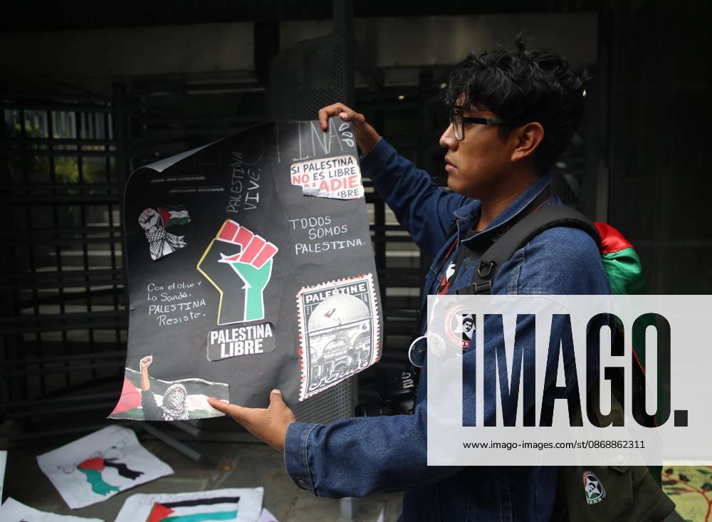 TO-45388 & x2013; Mexico City, October 7, 2026: Hundreds of students from the Rafael Ram& xed;rez National Federation of Revolutionary Students are protesting against the genocide in Palestine at the former U.S. Embassy site in Mexico City, where they smashed pi& xf1;atas bearing the likenesses of Donald Trump and Benjamin Netanyahu. Photo: Ian Robles .com.mx - ZUMAcs4_ 20261007_faa_cs4_140