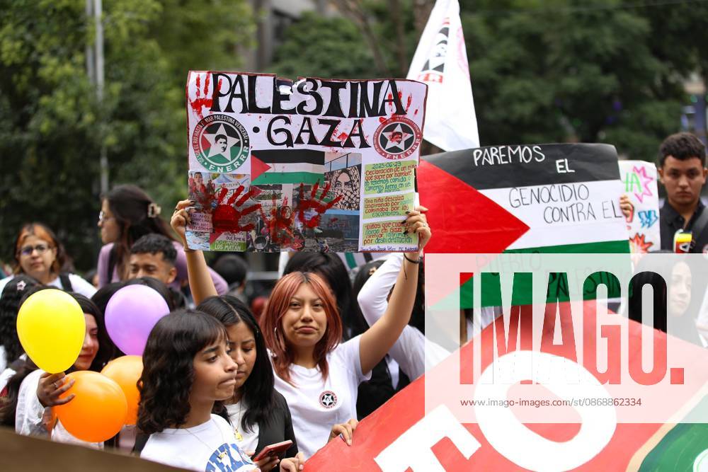 TO-45388 & x2013; Mexico City, October 7, 2026: Hundreds of students from the Rafael Ram& xed;rez National Federation of Revolutionary Students are protesting against the genocide in Palestine at the former U.S. Embassy site in Mexico City, where they smashed pi& xf1;atas bearing the likenesses of Donald Trump and Benjamin Netanyahu. Photo: Ian Robles .com.mx - ZUMAcs4_ 20261007_faa_cs4_144