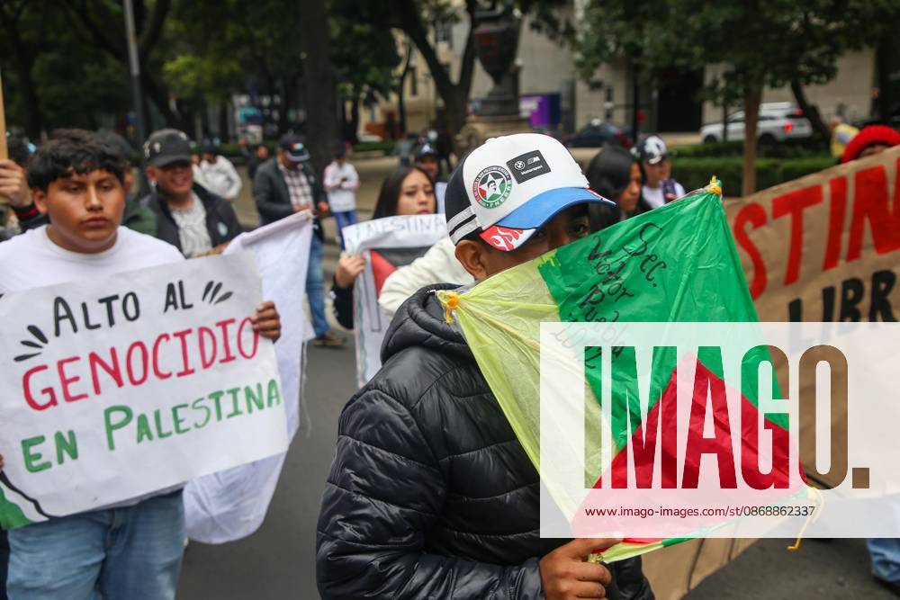 TO-45388 & x2013; Mexico City, October 7, 2026: Hundreds of students from the Rafael Ram& xed;rez National Federation of Revolutionary Students are protesting against the genocide in Palestine at the former U.S. Embassy site in Mexico City, where they smashed pi& xf1;atas bearing the likenesses of Donald Trump and Benjamin Netanyahu. Photo: Ian Robles .com.mx - ZUMAcs4_ 20261007_faa_cs4_145