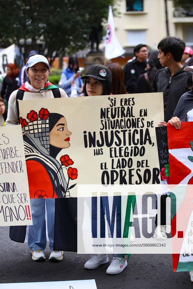 TO-45388 & x2013; Mexico City, October 7, 2026: Hundreds of students from the Rafael Ram& xed;rez National Federation of Revolutionary Students are protesting against the genocide in Palestine at the former U.S. Embassy site in Mexico City, where they smashed pi& xf1;atas bearing the likenesses of Donald Trump and Benjamin Netanyahu. Photo: Ian Robles .com.mx - ZUMAcs4_ 20261007_faa_cs4_147