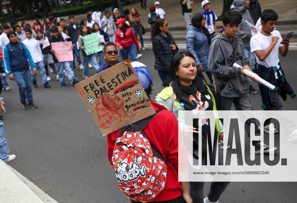 TO-45388 & x2013; Mexico City, October 7, 2026: Hundreds of students from the Rafael Ram& xed;rez National Federation of Revolutionary Students are protesting against the genocide in Palestine at the former U.S. Embassy site in Mexico City, where they smashed pi& xf1;atas bearing the likenesses of Donald Trump and Benjamin Netanyahu. Photo: Ian Robles .com.mx - ZUMAcs4_ 20261007_faa_cs4_149