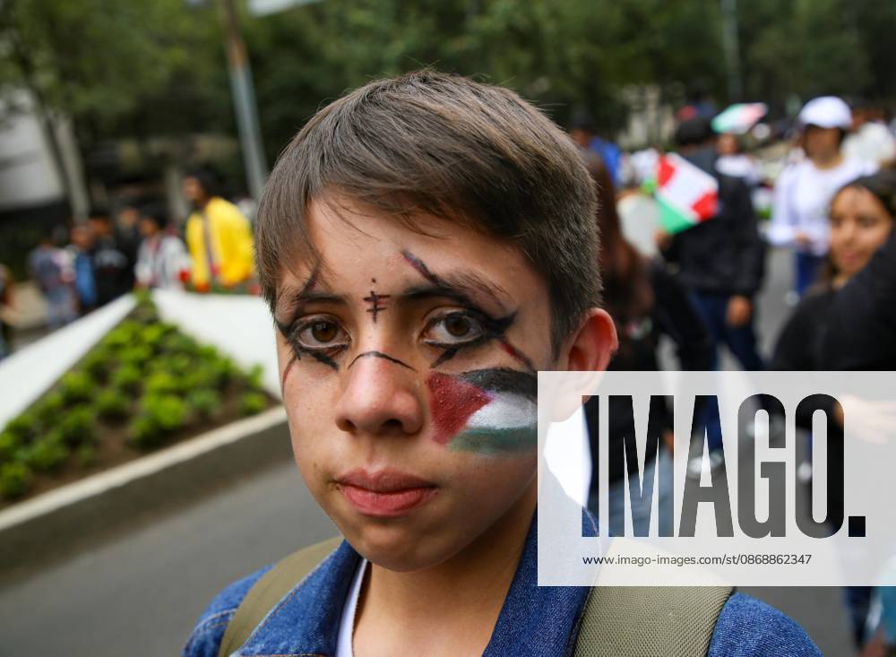 TO-45388 & x2013; Mexico City, October 7, 2026: Hundreds of students from the Rafael Ram& xed;rez National Federation of Revolutionary Students are protesting against the genocide in Palestine at the former U.S. Embassy site in Mexico City, where they smashed pi& xf1;atas bearing the likenesses of Donald Trump and Benjamin Netanyahu. Photo: Ian Robles .com.mx - ZUMAcs4_ 20261007_faa_cs4_151