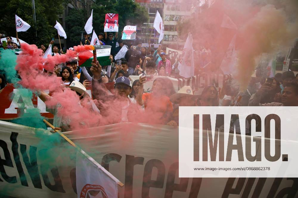 TO-45388 & x2013; Mexico City, October 7, 2026: Hundreds of students from the Rafael Ram& xed;rez National Federation of Revolutionary Students are protesting against the genocide in Palestine at the former U.S. Embassy site in Mexico City, where they smashed pi& xf1;atas bearing the likenesses of Donald Trump and Benjamin Netanyahu. Photo: Ian Robles .com.mx - ZUMAcs4_ 20261007_faa_cs4_150