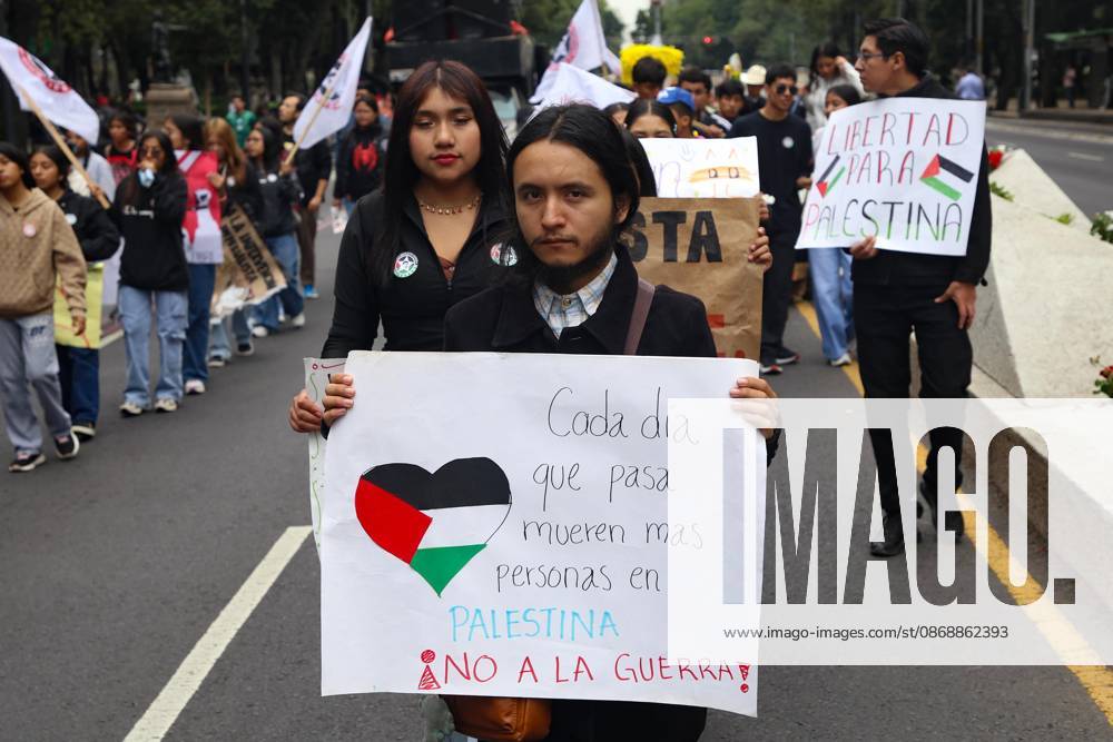 TO-45388 & x2013; Mexico City, October 7, 2026: Hundreds of students from the Rafael Ram& xed;rez National Federation of Revolutionary Students are protesting against the genocide in Palestine at the former U.S. Embassy site in Mexico City, where they smashed pi& xf1;atas bearing the likenesses of Donald Trump and Benjamin Netanyahu. Photo: Ian Robles .com.mx - ZUMAcs4_ 20261007_faa_cs4_155