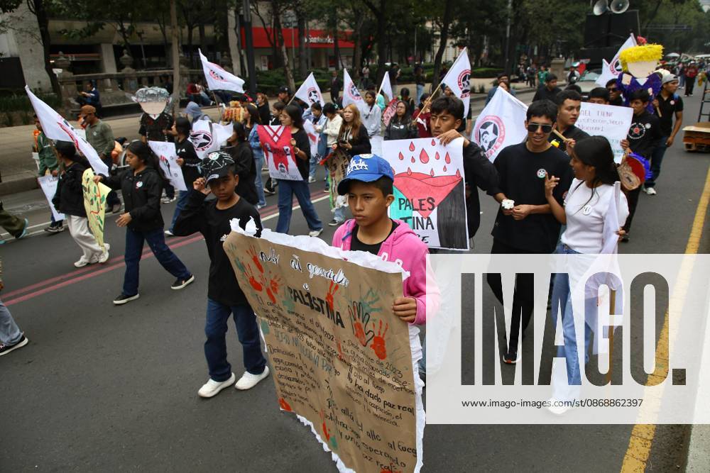 TO-45388 & x2013; Mexico City, October 7, 2026: Hundreds of students from the Rafael Ram& xed;rez National Federation of Revolutionary Students are protesting against the genocide in Palestine at the former U.S. Embassy site in Mexico City, where they smashed pi& xf1;atas bearing the likenesses of Donald Trump and Benjamin Netanyahu. Photo: Ian Robles .com.mx - ZUMAcs4_ 20261007_faa_cs4_157