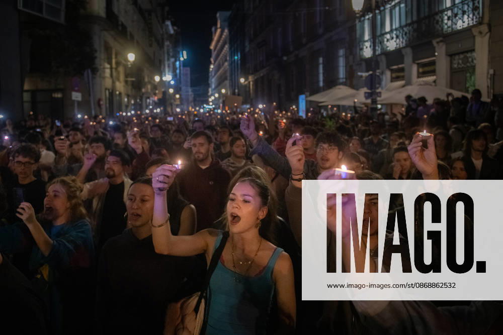 Maricarmen Abascal, who became a symbol of the fight for housing after her eviction, has died. Dozens of people held a candlelight vigil for Maricarmen in front of the Congress of Deputies on October 7, 2026, in Madrid, Spain. Maricarmen Abascal, who became a symbol of the housing rights movement that led to the Puerta del Sol encampment after being evicted from the home in Retiro where she had lived for 70 years, died on Wednesday, as confirmed by the Tenants’ Union. The woman had been hospitalized at Gregorio Maranón Hospital since September 23. On that day, she was carried out on a stretcher from her home on Alcalde Sainz de Baranda Street after the eviction order was enforced, despite protests from dozens of activists, and transferred