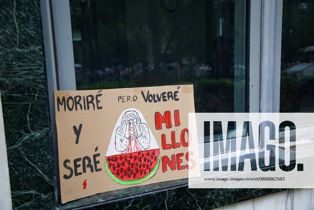 TO-45388 & x2013; Mexico City, October 7, 2026: Hundreds of students from the Rafael Ram& xed;rez National Federation of Revolutionary Students are protesting against the genocide in Palestine at the former U.S. Embassy site in Mexico City, where they smashed pi& xf1;atas bearing the likenesses of Donald Trump and Benjamin Netanyahu. Photo: Ian Robles .com.mx - ZUMAcs4_ 20261007_faa_cs4_167