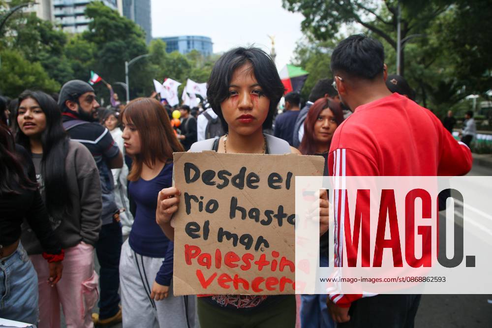 TO-45388 & x2013; Mexico City, October 7, 2026: Hundreds of students from the Rafael Ram& xed;rez National Federation of Revolutionary Students are protesting against the genocide in Palestine at the former U.S. Embassy site in Mexico City, where they smashed pi& xf1;atas bearing the likenesses of Donald Trump and Benjamin Netanyahu. Photo: Ian Robles .com.mx - ZUMAcs4_ 20261007_faa_cs4_171