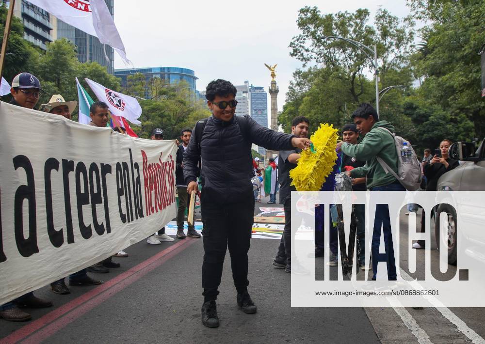 TO-45388 & x2013; Mexico City, October 7, 2026: Hundreds of students from the Rafael Ram& xed;rez National Federation of Revolutionary Students are protesting against the genocide in Palestine at the former U.S. Embassy site in Mexico City, where they smashed pi& xf1;atas bearing the likenesses of Donald Trump and Benjamin Netanyahu. Photo: Ian Robles .com.mx - ZUMAcs4_ 20261007_faa_cs4_172