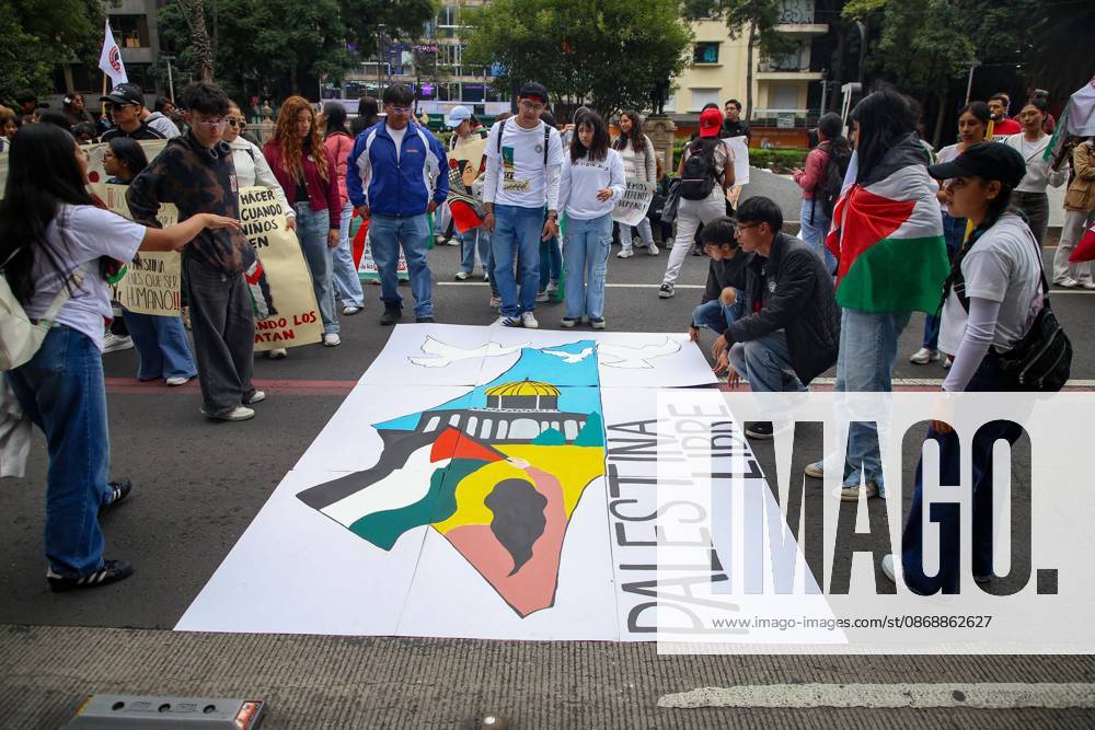 TO-45388 & x2013; Mexico City, October 7, 2026: Hundreds of students from the Rafael Ram& xed;rez National Federation of Revolutionary Students are protesting against the genocide in Palestine at the former U.S. Embassy site in Mexico City, where they smashed pi& xf1;atas bearing the likenesses of Donald Trump and Benjamin Netanyahu. Photo: Ian Robles .com.mx - ZUMAcs4_ 20261007_faa_cs4_175