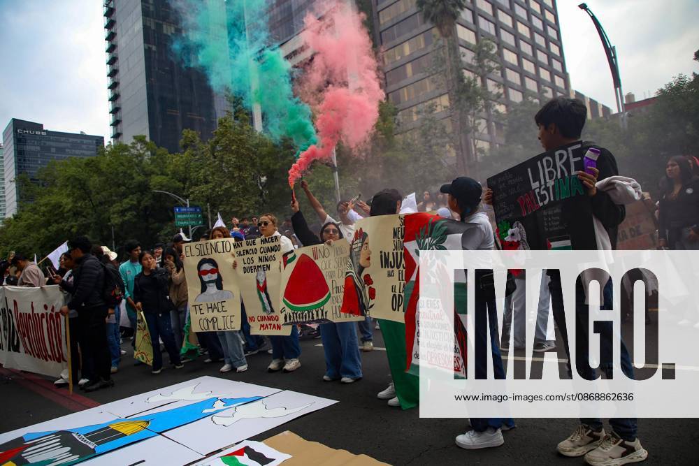 TO-45388 & x2013; Mexico City, October 7, 2026: Hundreds of students from the Rafael Ram& xed;rez National Federation of Revolutionary Students are protesting against the genocide in Palestine at the former U.S. Embassy site in Mexico City, where they smashed pi& xf1;atas bearing the likenesses of Donald Trump and Benjamin Netanyahu. Photo: Ian Robles .com.mx - ZUMAcs4_ 20261007_faa_cs4_176