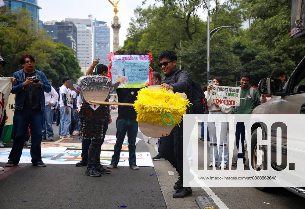 TO-45388 & x2013; Mexico City, October 7, 2026: Hundreds of students from the Rafael Ram& xed;rez National Federation of Revolutionary Students are protesting against the genocide in Palestine at the former U.S. Embassy site in Mexico City, where they smashed pi& xf1;atas bearing the likenesses of Donald Trump and Benjamin Netanyahu. Photo: Ian Robles .com.mx - ZUMAcs4_ 20261007_faa_cs4_177
