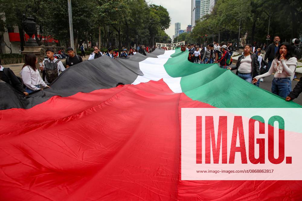 TO-45388 & x2013; Mexico City, October 7, 2026: Hundreds of students from the Rafael Ram& xed;rez National Federation of Revolutionary Students are protesting against the genocide in Palestine at the former U.S. Embassy site in Mexico City, where they smashed pi& xf1;atas bearing the likenesses of Donald Trump and Benjamin Netanyahu. Photo: Ian Robles .com.mx - ZUMAcs4_ 20261007_faa_cs4_182