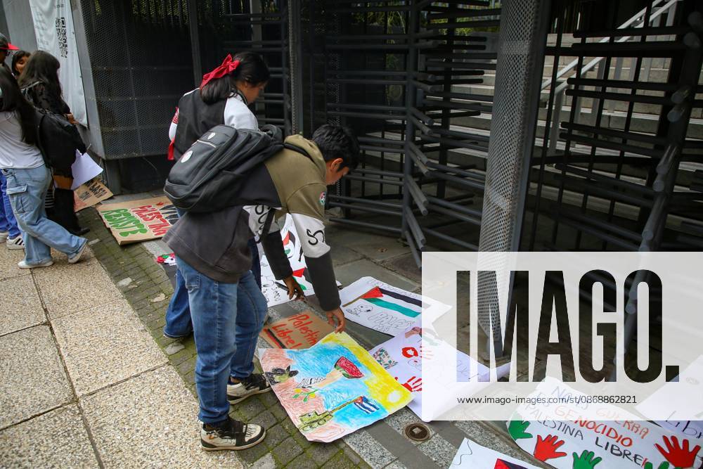 TO-45388 & x2013; Mexico City, October 7, 2026: Hundreds of students from the Rafael Ram& xed;rez National Federation of Revolutionary Students are protesting against the genocide in Palestine at the former U.S. Embassy site in Mexico City, where they smashed pi& xf1;atas bearing the likenesses of Donald Trump and Benjamin Netanyahu. Photo: Ian Robles .com.mx - ZUMAcs4_ 20261007_faa_cs4_183