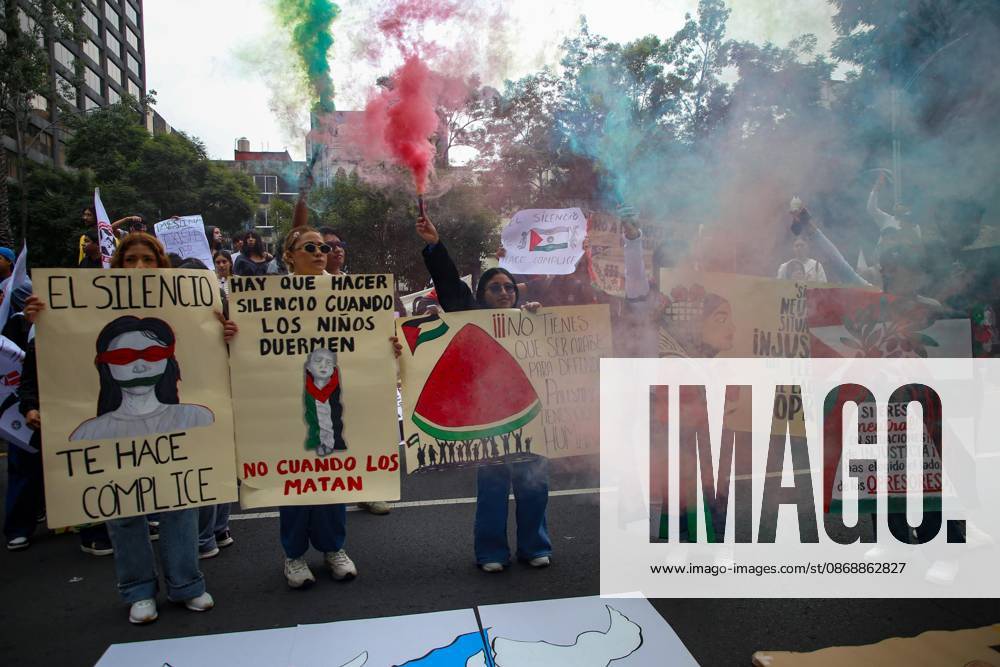 TO-45388 & x2013; Mexico City, October 7, 2026: Hundreds of students from the Rafael Ram& xed;rez National Federation of Revolutionary Students are protesting against the genocide in Palestine at the former U.S. Embassy site in Mexico City, where they smashed pi& xf1;atas bearing the likenesses of Donald Trump and Benjamin Netanyahu. Photo: Ian Robles .com.mx - ZUMAcs4_ 20261007_faa_cs4_185