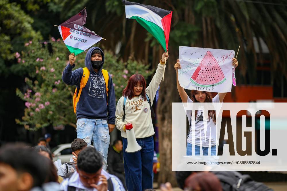 TO-45388 & x2013; Mexico City, October 7, 2026: Hundreds of students from the Rafael Ram& xed;rez National Federation of Revolutionary Students are protesting against the genocide in Palestine at the former U.S. Embassy site in Mexico City, where they smashed pi& xf1;atas bearing the likenesses of Donald Trump and Benjamin Netanyahu. Photo: Ian Robles .com.mx - ZUMAcs4_ 20261007_faa_cs4_189