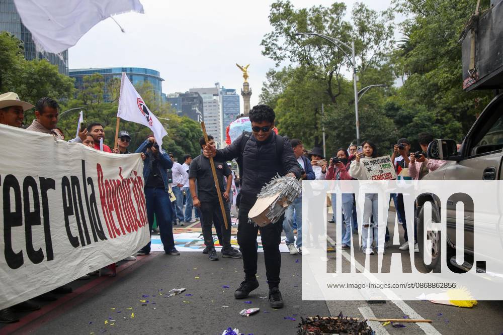 TO-45388 & x2013; Mexico City, October 7, 2026: Hundreds of students from the Rafael Ram& xed;rez National Federation of Revolutionary Students are protesting against the genocide in Palestine at the former U.S. Embassy site in Mexico City, where they smashed pi& xf1;atas bearing the likenesses of Donald Trump and Benjamin Netanyahu. Photo: Ian Robles .com.mx - ZUMAcs4_ 20261007_faa_cs4_193