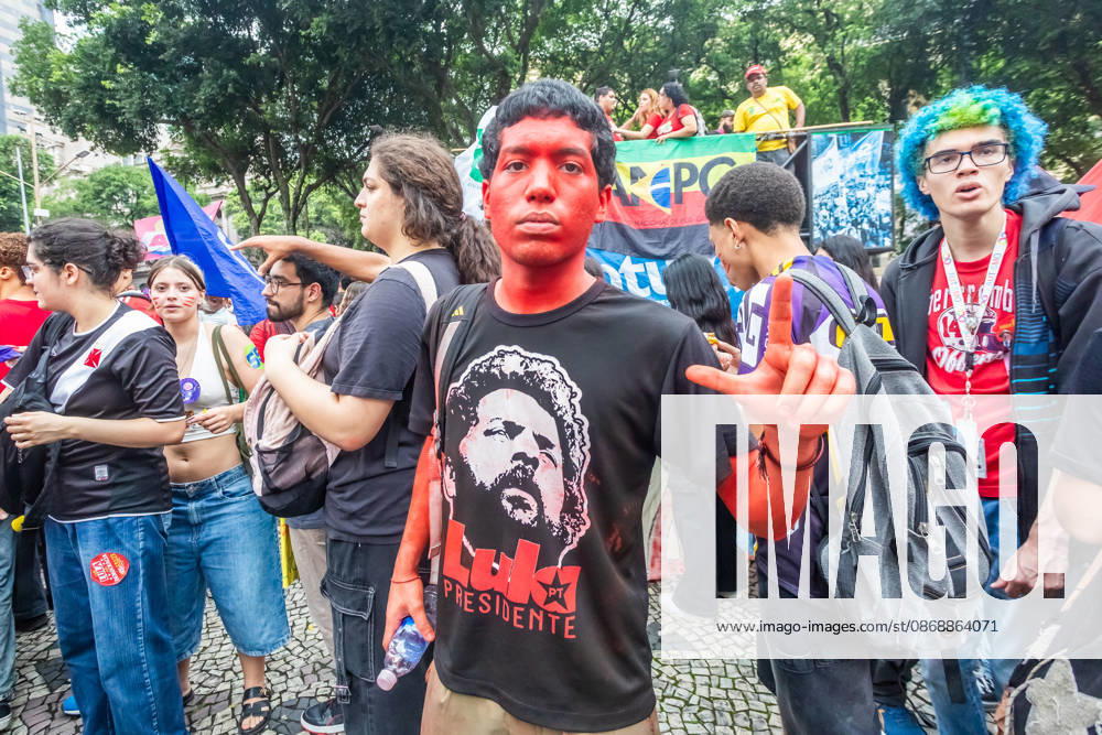 Rio de Janeiro, Brazil. October 7, 2026. March for Democracy: Students gather to protest the rise of the far right and march through the city center (Cinelo¢ndia) in support of President Lula s candidacy. Photo: . - ZUMAl255 20261007_zip_l255_008
