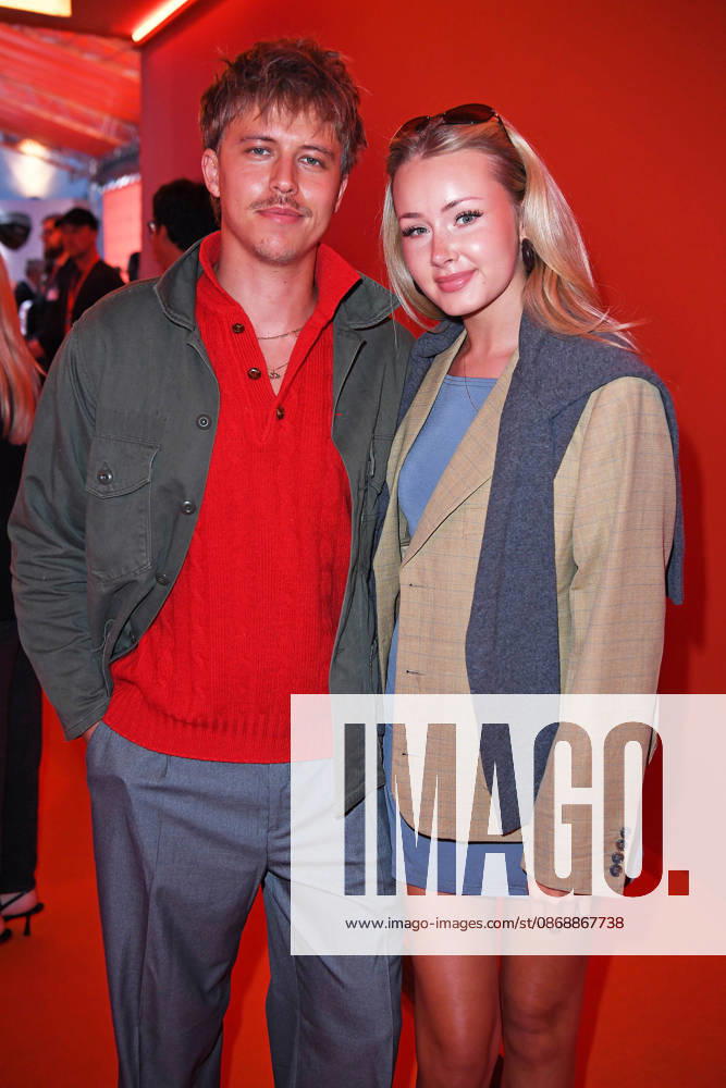 Levin Hotho mit Freundin Lili Hamann bei der ABOUT YOU OPERA FASHION SHOW im Admiralspalast in Berlin am 07.10.2026