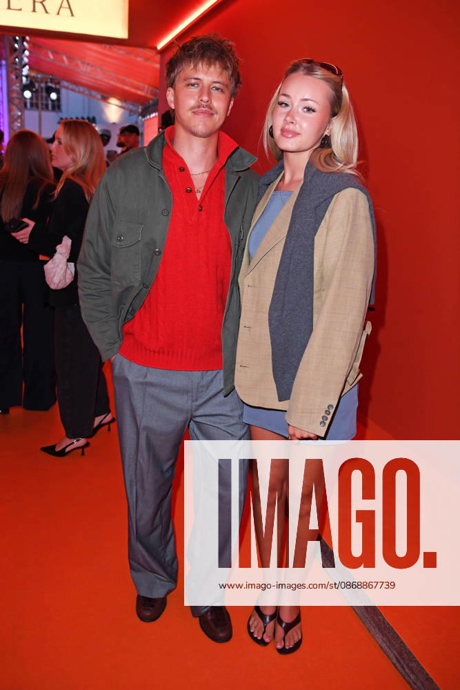 Levin Hotho mit Freundin Lili Hamann bei der ABOUT YOU OPERA FASHION SHOW im Admiralspalast in Berlin am 07.10.2026
