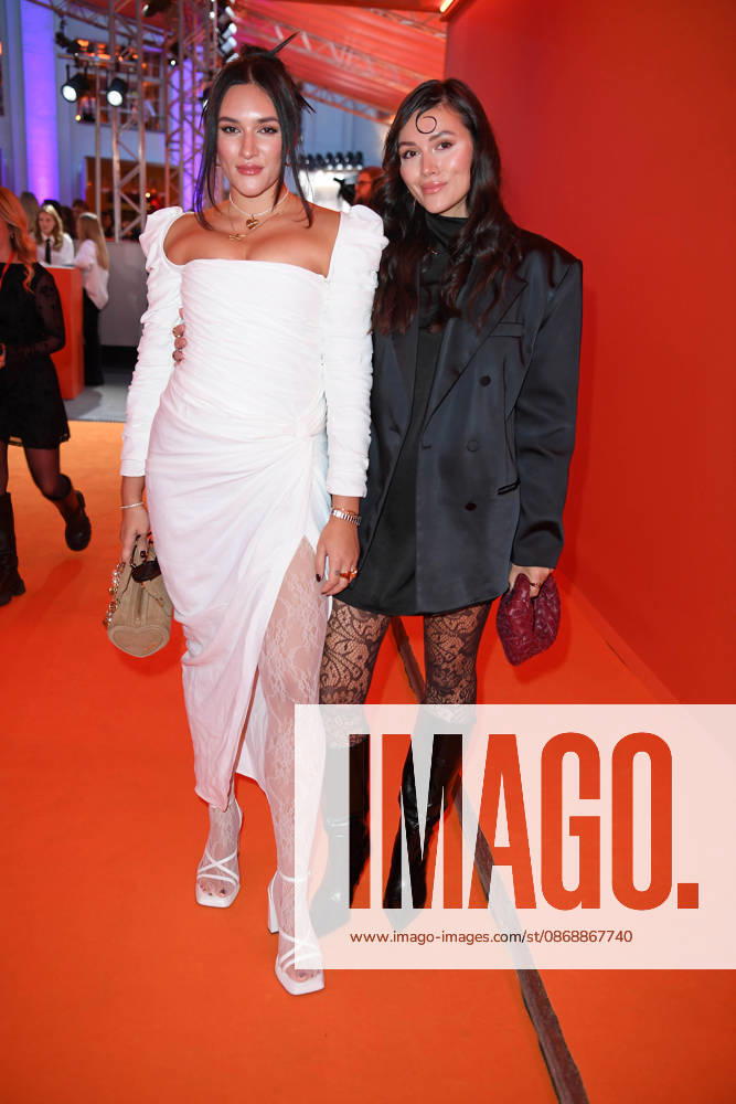 Anna Maria Damm mit Schwester Katharina Damm bei der ABOUT YOU OPERA FASHION SHOW im Admiralspalast in Berlin am 07.10.2026