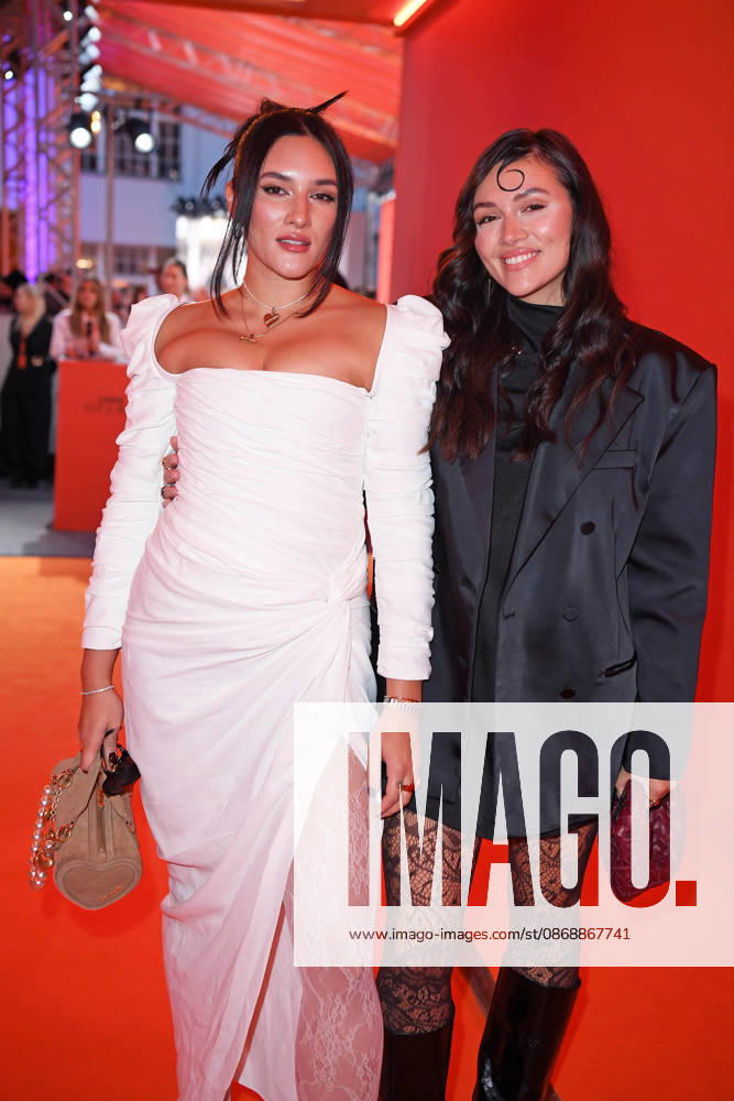 Anna Maria Damm mit Schwester Katharina Damm bei der ABOUT YOU OPERA FASHION SHOW im Admiralspalast in Berlin am 07.10.2026