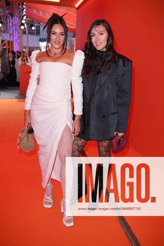 Anna Maria Damm mit Schwester Katharina Damm bei der ABOUT YOU OPERA FASHION SHOW im Admiralspalast in Berlin am 07.10.2026