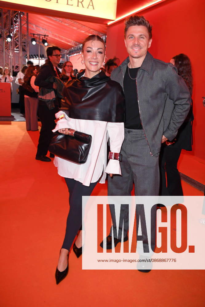Chris Krömer mit Freundin Sabrina Nickel bei der ABOUT YOU OPERA FASHION SHOW im Admiralspalast in Berlin am 07.10.2026