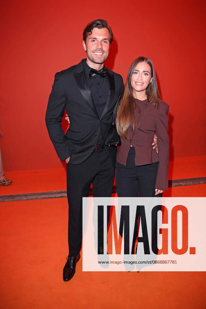 Tim Reitz mit Freundin Vivien Grabarits bei der ABOUT YOU OPERA FASHION SHOW im Admiralspalast in Berlin am 07.10.2026