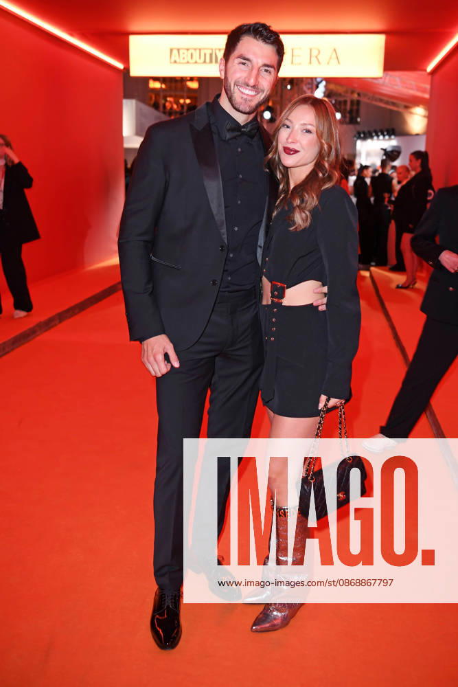 Dennis Gries mit Freundin Katharina Katja Geretschuchin bei der ABOUT YOU OPERA FASHION SHOW im Admiralspalast in Berlin am 07.10.2026