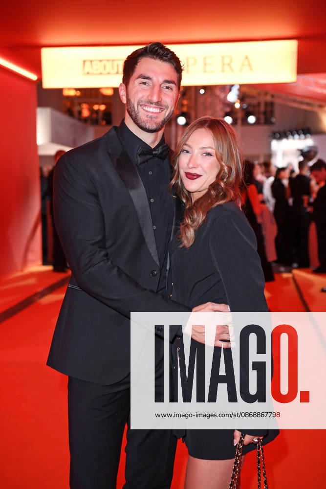 Dennis Gries mit Freundin Katharina Katja Geretschuchin bei der ABOUT YOU OPERA FASHION SHOW im Admiralspalast in Berlin am 07.10.2026