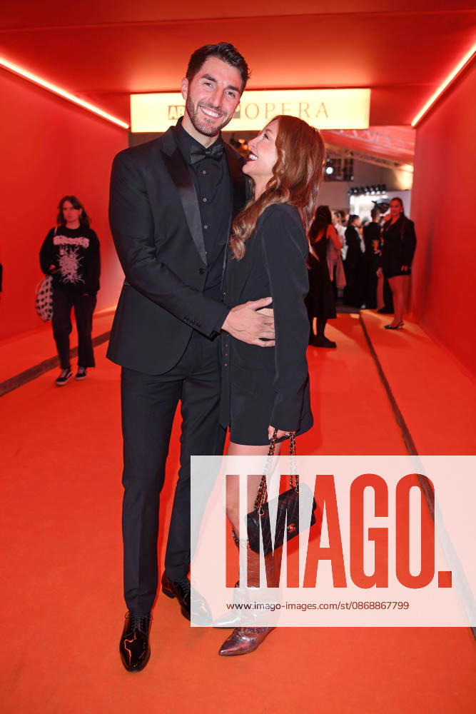Dennis Gries mit Freundin Katharina Katja Geretschuchin bei der ABOUT YOU OPERA FASHION SHOW im Admiralspalast in Berlin am 07.10.2026