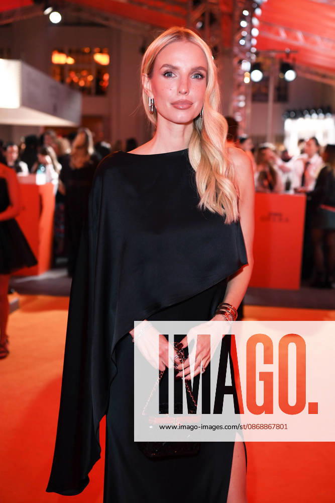 Leonie Hanne bei der ABOUT YOU OPERA FASHION SHOW im Admiralspalast in Berlin am 07.10.2026