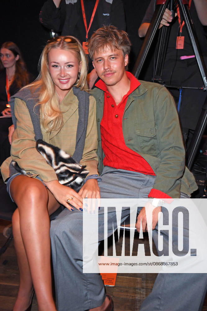 Levin Hotho mit Freundin Lili Hamann bei der ABOUT YOU OPERA FASHION SHOW im Admiralspalast in Berlin am 07.10.2026
