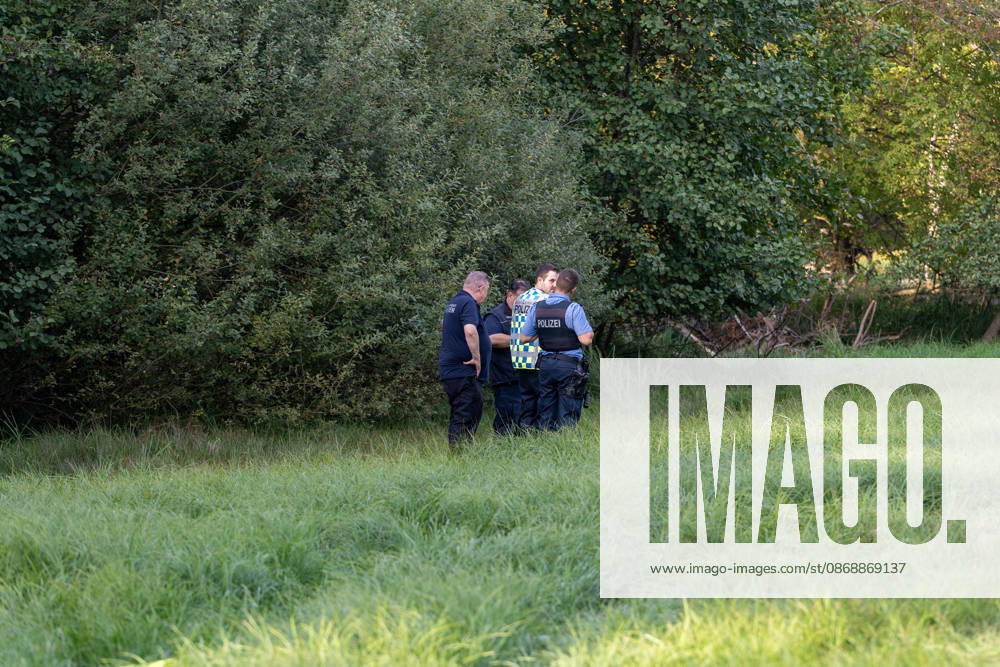 250kg Weltkriegsbombe in Stadtwald gefunden - Sprengung am selben Tag notwendig Am Mittwoch, 07.10.2026, wurde im Bereich des Wildhofs im Offenbacher Stadtwald eine rund 250 Kilogramm schwere Weltkriegsbombe kontrolliert gesprengt. Der Kampfmittelräumdienst beseitigte das Kampfmittel am Nachmittag wie geplant. Zuvor war der Evakuierungsradius auf 300 Meter reduziert worden, sodass das Energiewerk der EVO nicht geräumt werden musste. Auf Heusenstammer Gemarkung waren keine Evakuierungen erforderlich. Die Sperrungen auf der Dietzenbacher Straße und der Landesstraße 3117 wurden aufgehoben. Offenbach am Main Hessen Deutschland