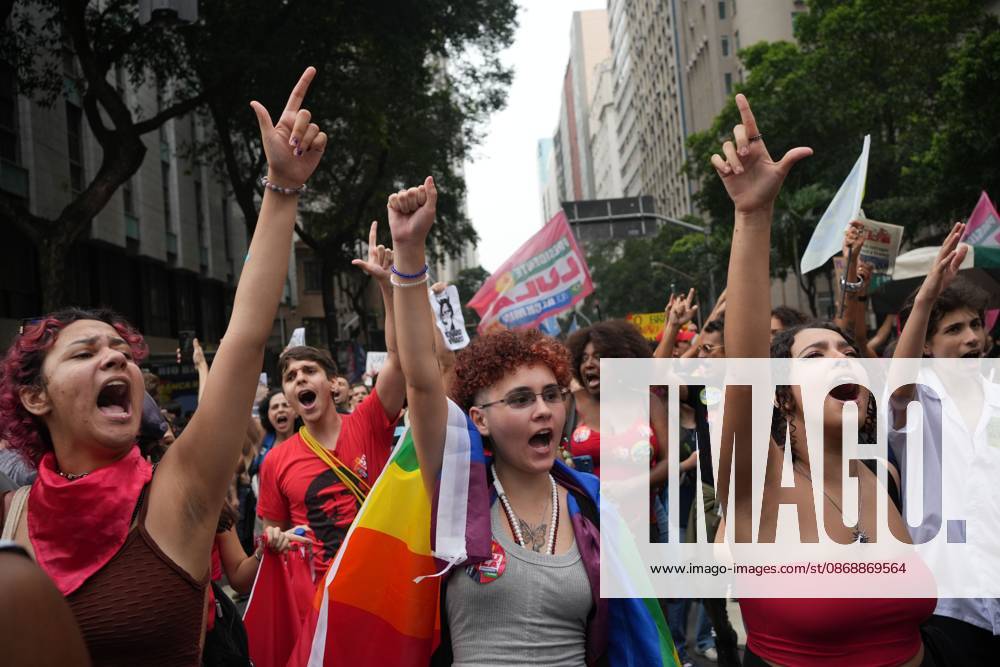 RIO DE JANEIRO, BRAZIL, OCTOBER 7, 2026: Students, youth organizations and activists march through central Rio de Janeiro in support of President Luiz Inacio Lula da Silva and against presidential candidate Flavio Bolsonaro ahead of Brazil s presidential runoff. Demonstrators marched from Candelaria to Cinelandia carrying pro-Lula and anti-far-right banners while calling for the defense of democracy, public education and student rights. Lula and Bolsonaro will face each other in the second round of the presidential election on October 25. Photo: JNA PRESS Rio De Janeiro Brazil - ZUMAq101 20261007_zna_q101_369