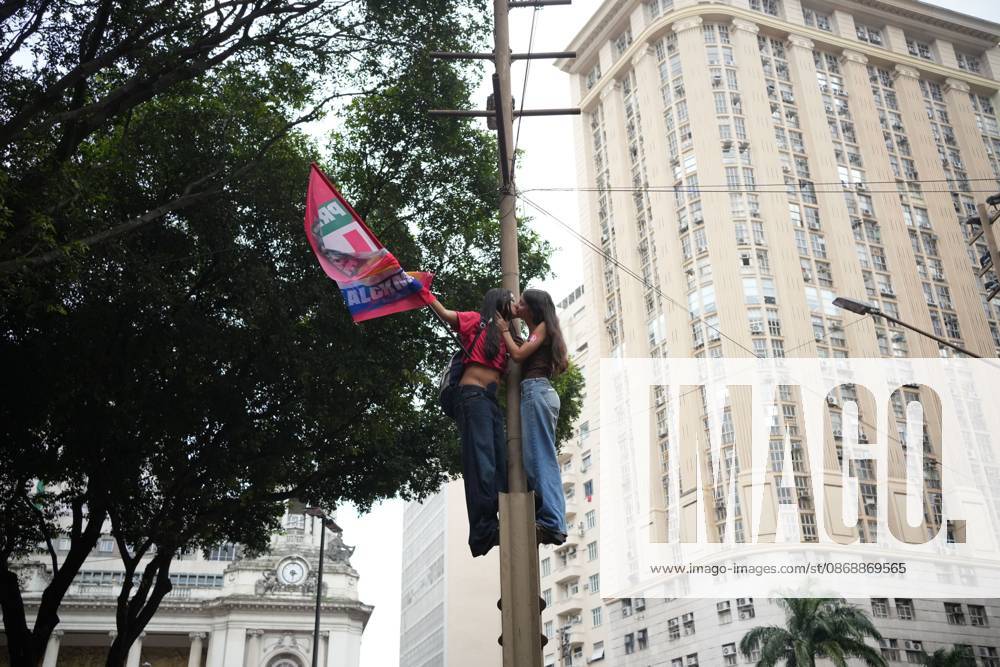 RIO DE JANEIRO, BRAZIL, OCTOBER 7, 2026: Students, youth organizations and activists march through central Rio de Janeiro in support of President Luiz Inacio Lula da Silva and against presidential candidate Flavio Bolsonaro ahead of Brazil s presidential runoff. Demonstrators marched from Candelaria to Cinelandia carrying pro-Lula and anti-far-right banners while calling for the defense of democracy, public education and student rights. Lula and Bolsonaro will face each other in the second round of the presidential election on October 25. Photo: JNA PRESS Rio De Janeiro Brazil - ZUMAq101 20261007_zna_q101_370