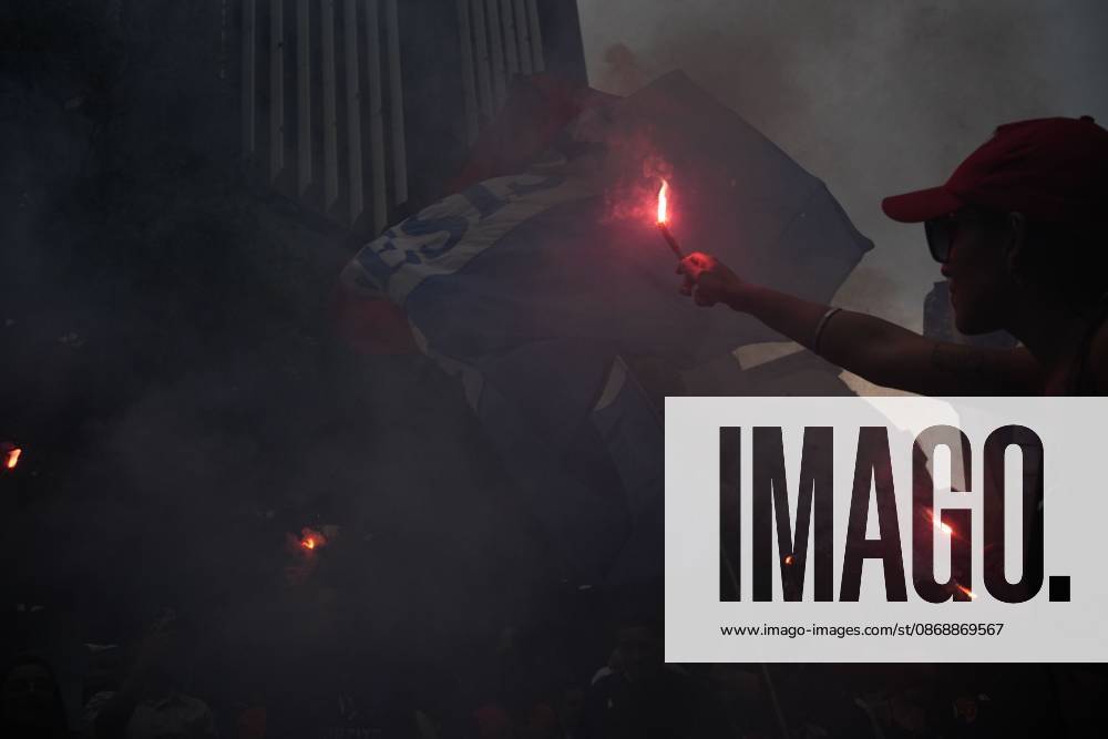 RIO DE JANEIRO, BRAZIL, OCTOBER 7, 2026: Students, youth organizations and activists march through central Rio de Janeiro in support of President Luiz Inacio Lula da Silva and against presidential candidate Flavio Bolsonaro ahead of Brazil s presidential runoff. Demonstrators marched from Candelaria to Cinelandia carrying pro-Lula and anti-far-right banners while calling for the defense of democracy, public education and student rights. Lula and Bolsonaro will face each other in the second round of the presidential election on October 25. Photo: JNA PRESS Rio De Janeiro Brazil - ZUMAq101 20261007_zna_q101_371