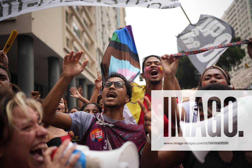 RIO DE JANEIRO, BRAZIL, OCTOBER 7, 2026: Students, youth organizations and activists march through central Rio de Janeiro in support of President Luiz Inacio Lula da Silva and against presidential candidate Flavio Bolsonaro ahead of Brazil s presidential runoff. Demonstrators marched from Candelaria to Cinelandia carrying pro-Lula and anti-far-right banners while calling for the defense of democracy, public education and student rights. Lula and Bolsonaro will face each other in the second round of the presidential election on October 25. Photo: JNA PRESS Rio De Janeiro Brazil - ZUMAq101 20261007_zna_q101_373
