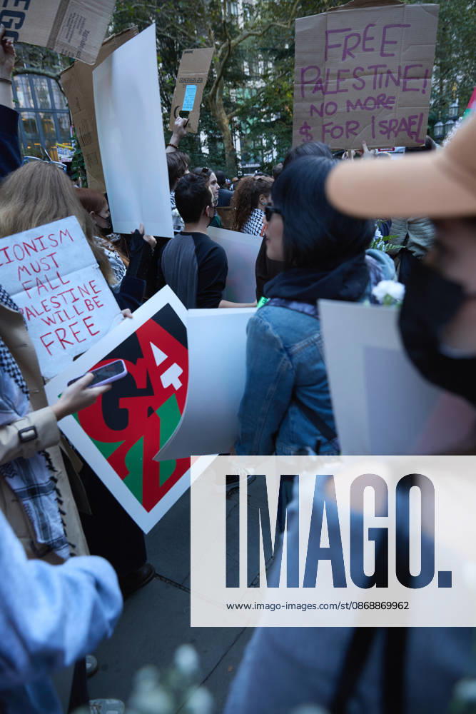 A demonstrator raises a sign above the crowd during a pro-Palestinian protest at City Hall Park in New York City, New York. New York USA - ZUMAs237 20261007_aap_s237_014