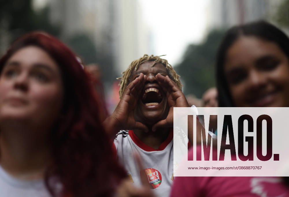 Thousands of demonstrators gathered in downtown Rio de Janeiro RIO DE JANEIRO, BRAZIL - OCTOBER 7: Thousands of demonstrators gathered in downtown in support of presidential candidate Luiz Inacio Lula da Silva (PT) ahead of the second round of Brazil’s presidential election in Rio de Janeiro on October 7, 2026. The demonstration, organized under the name Youth on the Streets for Democracy, began at Candelaria and continued with a march toward Cinelandia. Students gathered at noon for an event organized by the Rio de Janeiro State Students’ Union (UEE-RJ) as a peaceful demonstration in defense of democracy, student rights, education and equality. Fabio Teixeira Anadolu Rio de Janeiro Brazil. Editorial use only. Please get in touch for an